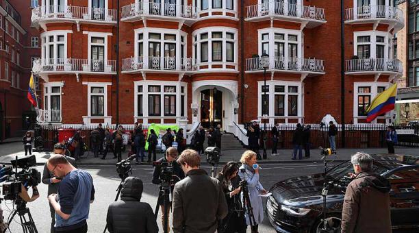 Activistas y periodistas se concentraron este 11 de abril del 2019 afuera de la Embajada de Ecuador en Londres. Foto: AFP
