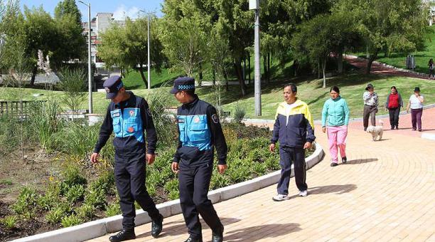Los moradores y los agentes de control caminan por el renovado parque. Foto: Eduardo Terán / ÚN