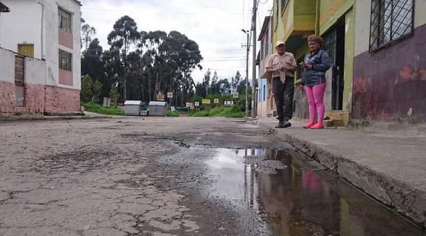 Los vecinos dicen que falta drenaje y que hay polvo y agua acumulados. Foto: Ana María Carvajal / ÚN