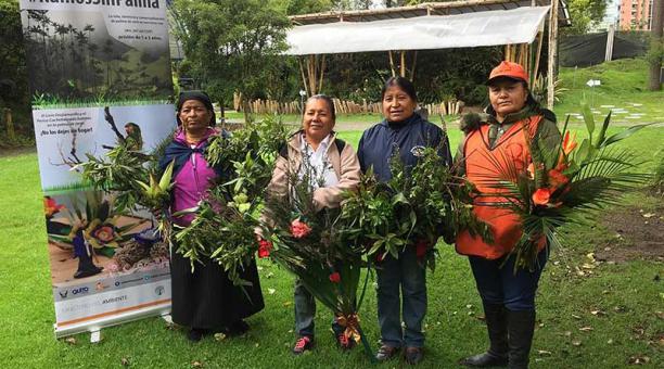 Las vendedoras están bien aleccionadas para la venta de los ramos. Foto: Betty Beltrán / ÚN
