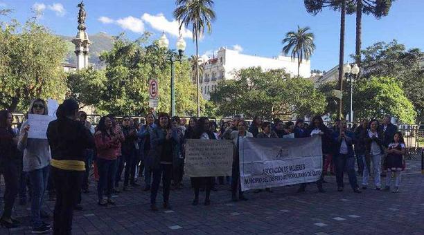 Los manifestantes llegaron hasta los bajos  del Palacio de Carondelet para protestar. Foto: Betty Beltrán / ÚN