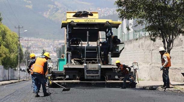 Los trabajos se iniciaron la noche del sábado 13 de abril en la Y. Este lunes 15 de abril trabajarán entre las 09:00 y 15:00. Foto: cortesía Municipio de Quito
