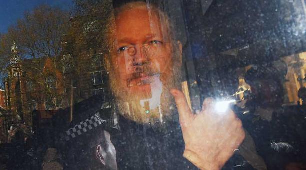 Julian Assange fue detenido el jueves 11 de abril del 2019 en la embajada de Ecuador en Londres. Foto: EFE