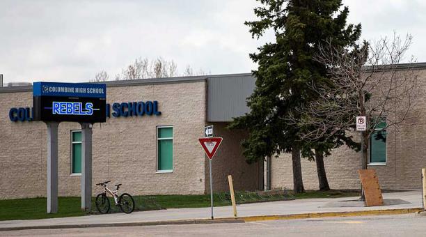 El colegio de Columbine, en Colorado, se cerró ayer ante el temor de un ataque de la joven Sol Pais. Foto: AFP