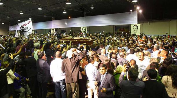 El féretro del expresidente Alan García es trasladado durante el velatorio en la Casa del Pueblo, en Lima, Perú. Foto: EFE