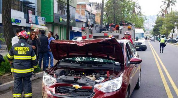 Cinco personas resultaron con heridas leves en un accidente de tránsito ocurrido en la avenida Rodrigo de Chávez y Pedro de Alfaro, sur de Quito, el 21 de abril del 2019. Foto: Twitter Bomberos Quito