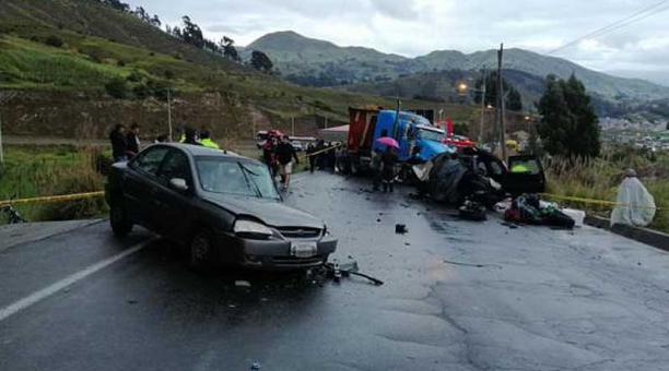 En el accidente que murieron seis personas estuvieron involucrados un tráiler, un jeep y un automóvil. Foto: cortesía Policía Nacional