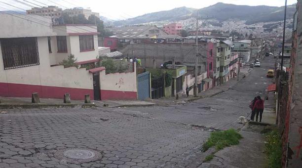 En la calle Joaquín Gutiérrez hay adoquines salidos y asfalto ‘huequeado.’ Foto: Ana María Carvajal / ÚN