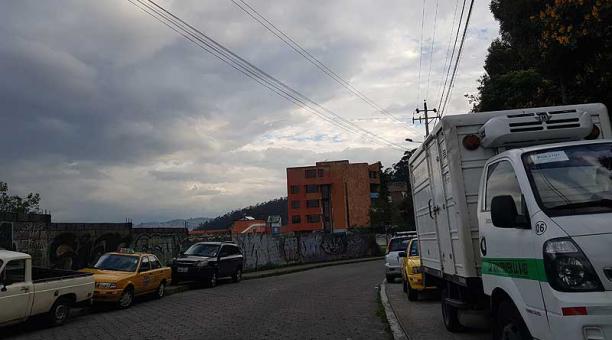 Los vehículos se estacionan en ambas aceras de la calle Juan Berrutieta, en el norte de Quito. Foto: Evelyn Jácome / ÚN