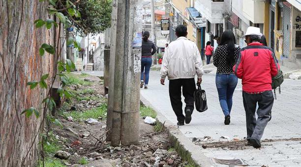 Debido a la acera destruida, la gente tiene que caminar por media calle. Foto: Eduardo Terán / ÚN