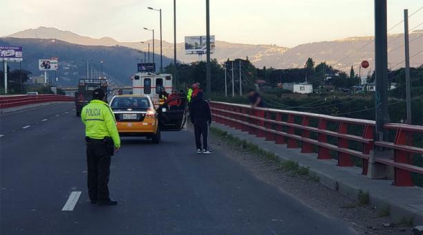 Colgado de la parte exterior de la baranda del puente del Chiche hallaron al hombre los policías. Foto: cortesía Policía Nacional