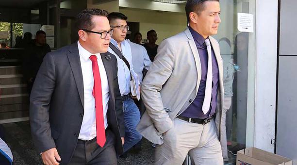 En la imagen, los abogados de las dos exfuncionarias detenidas, en la Unidad de Flagrancias. Foto: Vicente Cosatles / ÚN