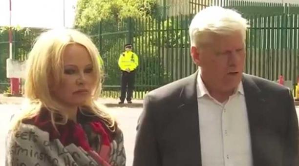 Pamela Anderson habló con la prensa tras visitar a Julian Assange este 7 de mayo del 2019. Foto: captura