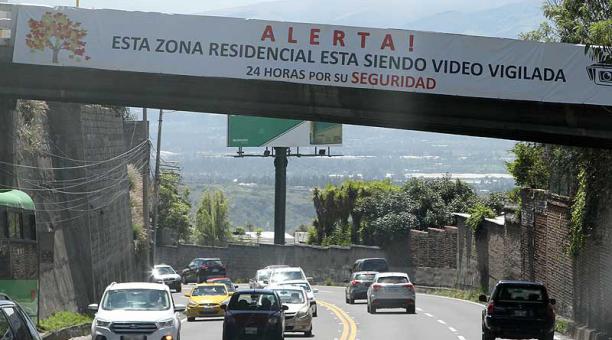 Un letrero gigante sobre el puente de la avenida Oswaldo Guayasamín fue colocado el pasado 3 de mayo del 2019. Foto: Eduardo Terán / ÚN