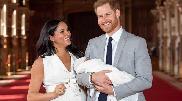 El príncipe Enrique y Meghan presentaron el miércoles 8 de mayo a su bebé. Foto: EFE