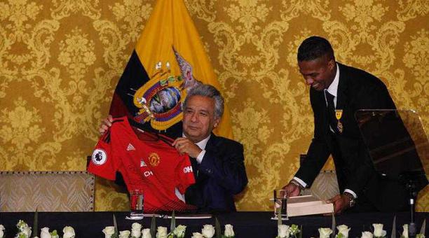 Antonio Valencia entregó la camiseta del Manchester United al presidente Lenín Moreno. Foto: Patricio Terán / ÚN