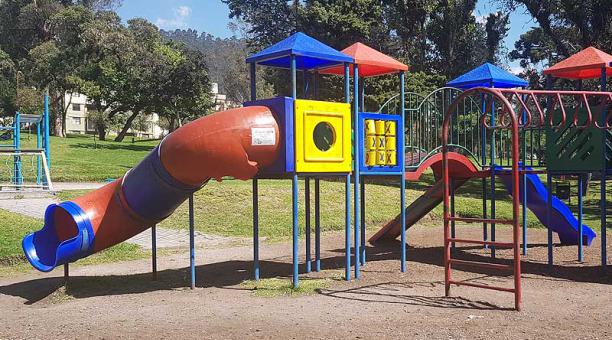 Los juegos infantiles rotos están en el lado sur del parque Inglés, en San Carlos. Foto: Evelyn Jácome / ÚN