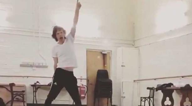En un video se observa a Mick Jagger  bailando enérgicamente y saltando delante de un espejo. Foto: captura