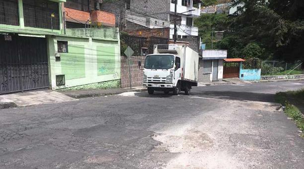 La calle Luis Larenas tiene daños en el pavimento. Foto: Diego Bravo / ÚN