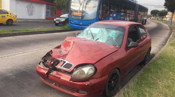 El carro tenía daños en la parte frontal, el parabrisas se rompió. Foto: Eduardo Terán / ÚN
