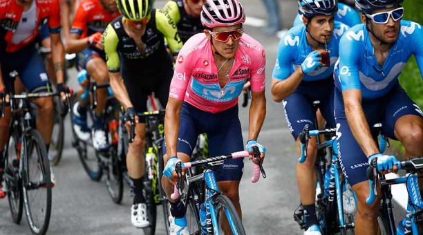 Richard Carapaz avanza por la etapa 15 del Giro italiano luciendo orgulloso la camiseta rosada de líder de la competencia. Foto: AFP