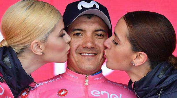 Richard Carapaz luciendo la 'maglia rosa' al finalizar la etapa 17 del Giro de Italia. Foto: EFE
