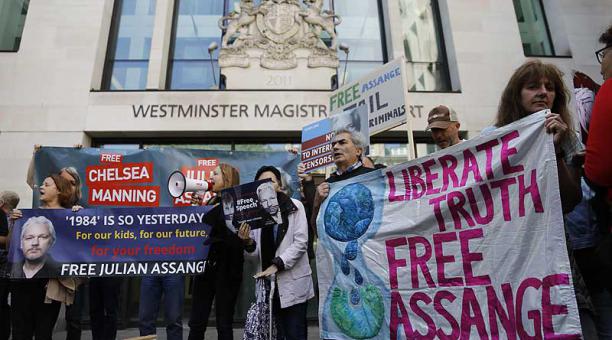 Simpatizantes de Julian Assange protestan frente al Tribunal de Magistrados de Westminster, en Londres, este 30 de mayo de 2019. Foto: AFP