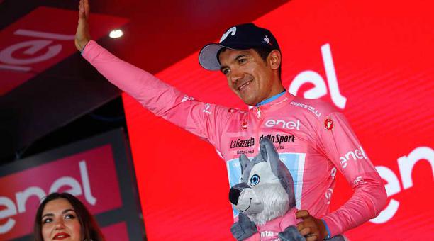 Por quinto día consecutivo, Richard Carapaz lució la 'maglia rosa'. Foto: AFP