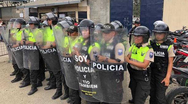 Policías y militares resguardan el ingreso a la Penitenciaría del Litoral, en Guayaquil, este 30 de mayo del 2019. Foto: Mario Faustos / ÚN