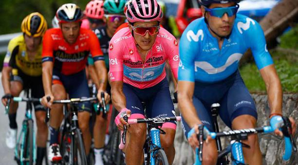 Richard Carapaz (de rosado) junto a sus compañeros durante la etapa 19 del Giro de Italia. Foto: AFP
