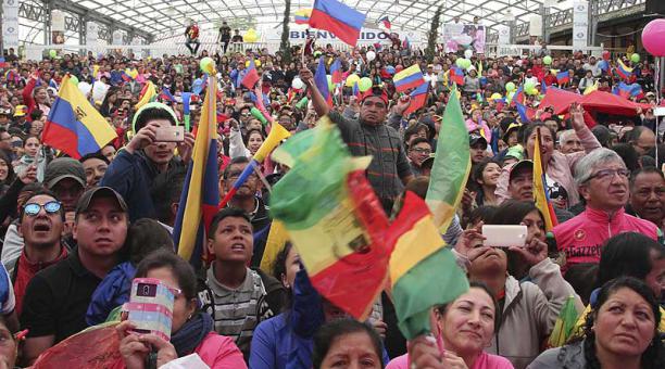 Las banderas de Carchi y del Ecuador flamearon en el mercado Plaza Central de Tulcán. Foto: Álvaro Pineda para ÚN