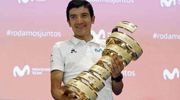 Richard Carapaz posa con su trofeo en Madrid tras vencer en el Giro de Italia 2019. Foto: EFE