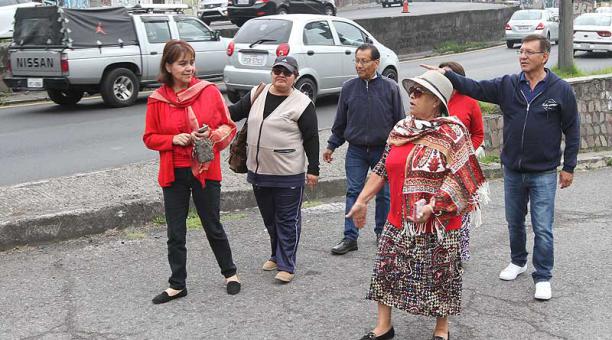 Los moradores de la Tola piden un semáforo en la avenida Velasco Ibarra. Foto: Eduardo Terán / ÚN