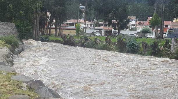 Desde la tarde de ayer, 5 de junio del 2019, el río Yanuncay registró un alto caudal y estuvo por desbordarse. Foto: Lineida Castillo / ÚN