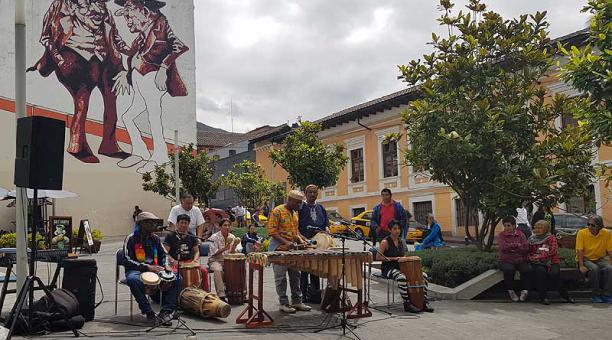 El grupo musical se presentó en la García Moreno y Chile, en el Centro. Foto: Evelyn Jácome / ÚN