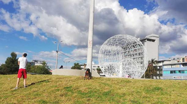 Hay libre circulación por el sitio en donde se encuentra la esfera, en el parque El Arbolito. Foto: Daniel Romero / ÚN