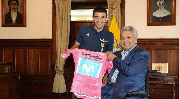 Richard Carapaz pidió al presidente Moreno  que pusiera la 'maglia rosa' en un lugar visible para los visitantes de Carondelet. Foto: Twitter @Presidencia_Ec