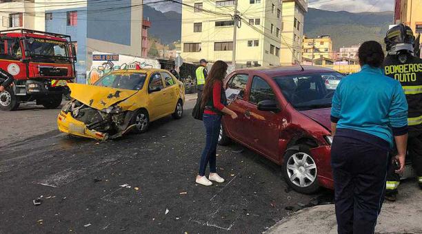 El choque se dio entre dos vehículos, un taxi y uno particular. Foto: Eduardo Terán / ÚN