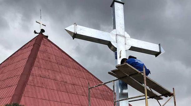 Los obreros instalan la nueva cruz. Foto: Ana Guerrero / ÚN