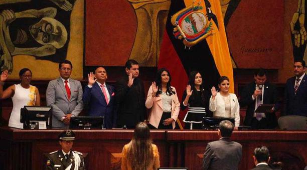 El presidente de la Asamblea, César Litardo, tomó juramento a los siete nuevos consejeros. Foto: Patricio Terán / ÚN