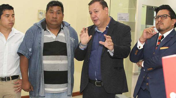 Juan Zapata, director del ECU 911, junto a los familiares de Mishell Cuñas. Foto: Eduardo Terán / ÚN