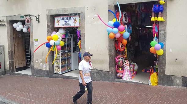 En los locales comerciales se venden piñatas, globos, adornos, platos, velas, tarjetas y mucho más. Foto: ÚN