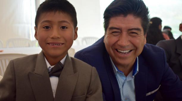 Jorge Yunda acudió a la ceremonia religiosa invitado por los padres del niño. Foto: Twitter Panas de Jorge Yunda