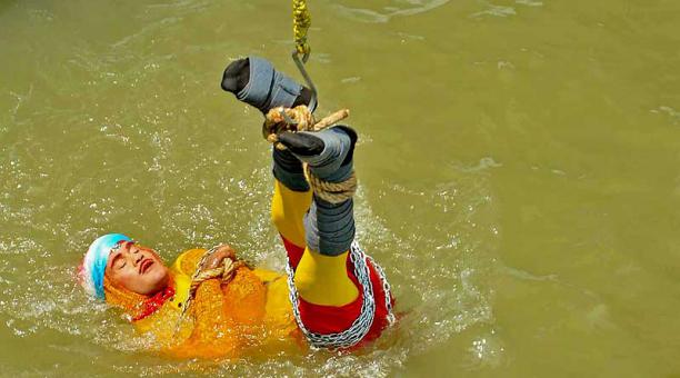 Imagen captada el 16 de junio de 2019 del mago conocido como 'Jadugar Mandrake' antes de ingresar al río Ganges. Foto: AFP