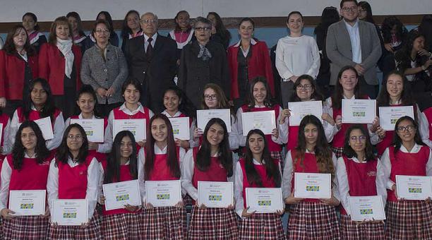 Las estudiantes del Colegio de América recibieron sus diplomas. Aquí, junto a maestros y autoridades. Foto: cortesía Corporación Líderes para Gobernar