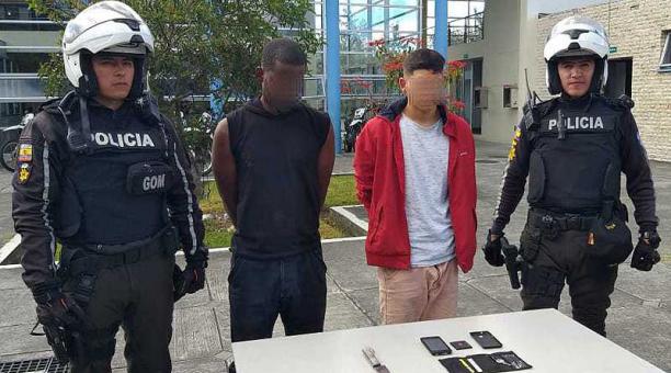 Un arma blanca, una billetera y celulares fueron encontrados en poder de los dos detenidos. Foto: cortesía Policía Nacional