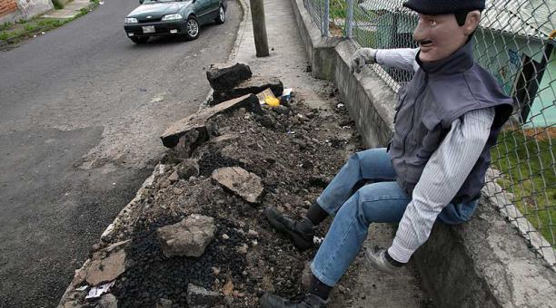 Escombros apilados en una vereda del barrio santa Bárbara Alta. Foto: Misael Morales / ÚN