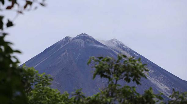 Imagen de archivo del volcán Reventador, ubicado en una estribación del ramal oriental de la cordillera andina. Foto: archivo / ÚN