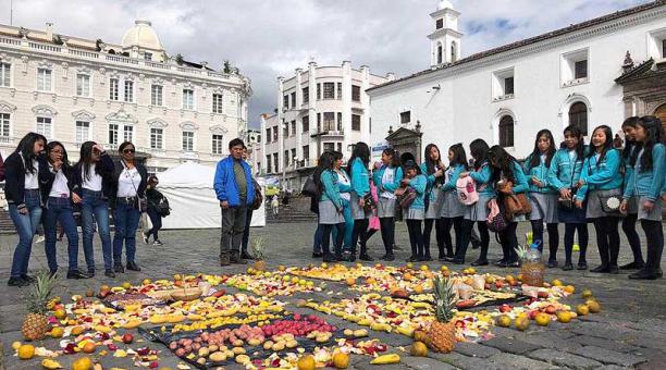 Estudiantes alrededor del círculo de flores y frutas, en San Francisco. Fotos: Ana Guerrero / ÚN