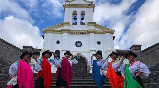 En la iglesia de Píntag, los vecinos ya andan listitos para alzar el sombrero. Foto: Eduardo Terán / ÚN